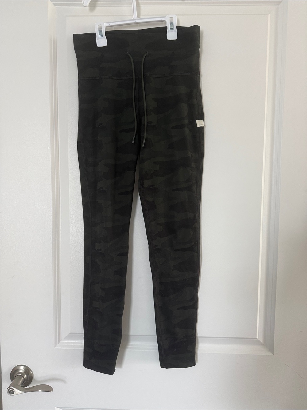 Vuori Daily Form High-Waist Camouflage Leggings - Dark Green/Black